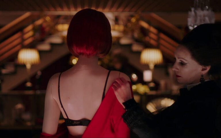 Eine Szene aus dem Film: "Das blutrote Kleid"