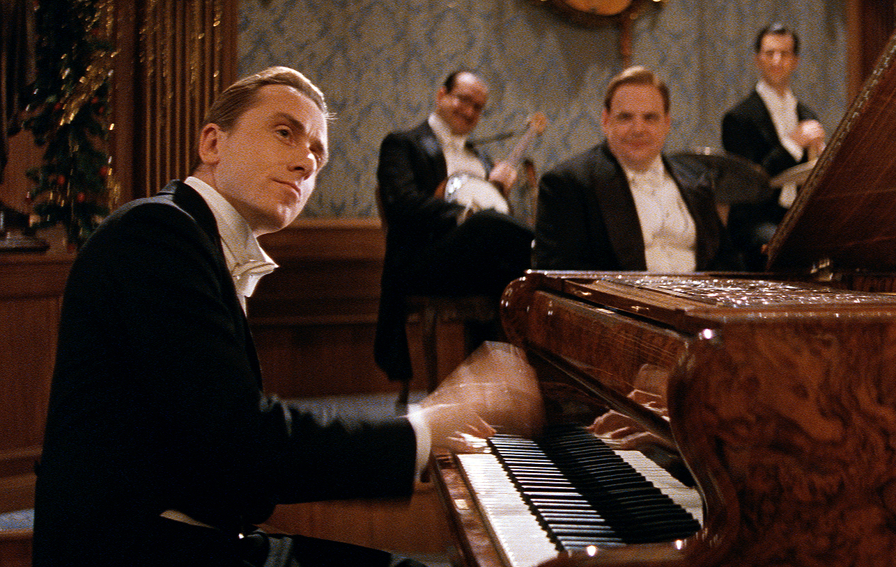 Eine Szene aus dem Film "Die Legende vom Ozeanpianisten" – 1
